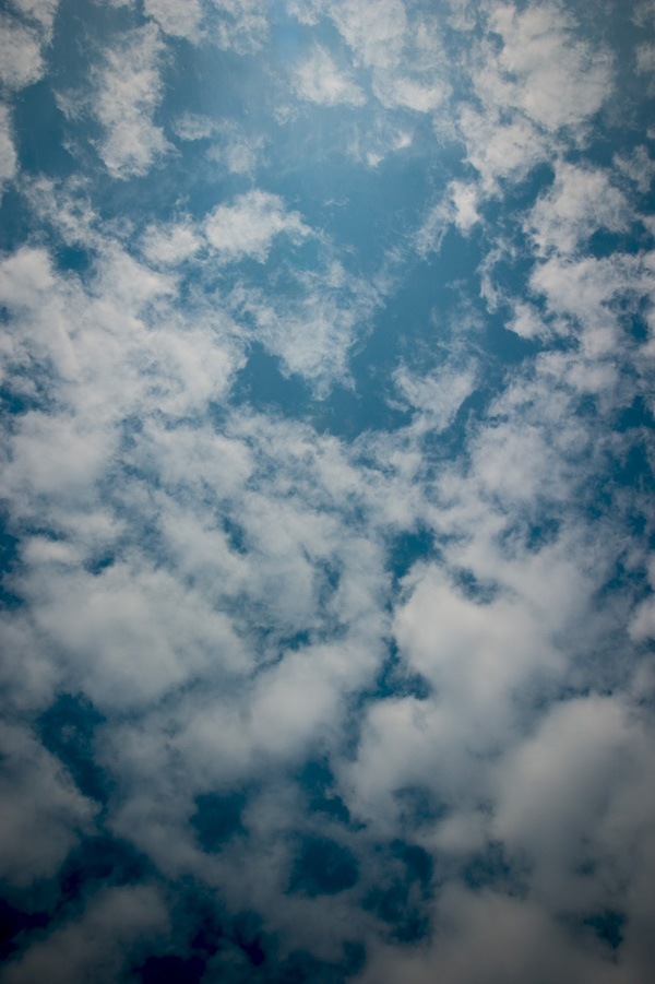 ciel bleu nuageux
